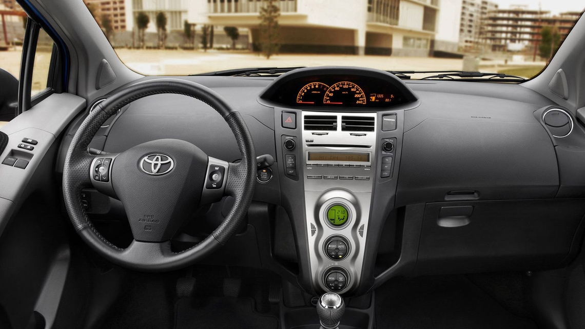 Toyota-Yaris-generatie-2-interieur-dashboard