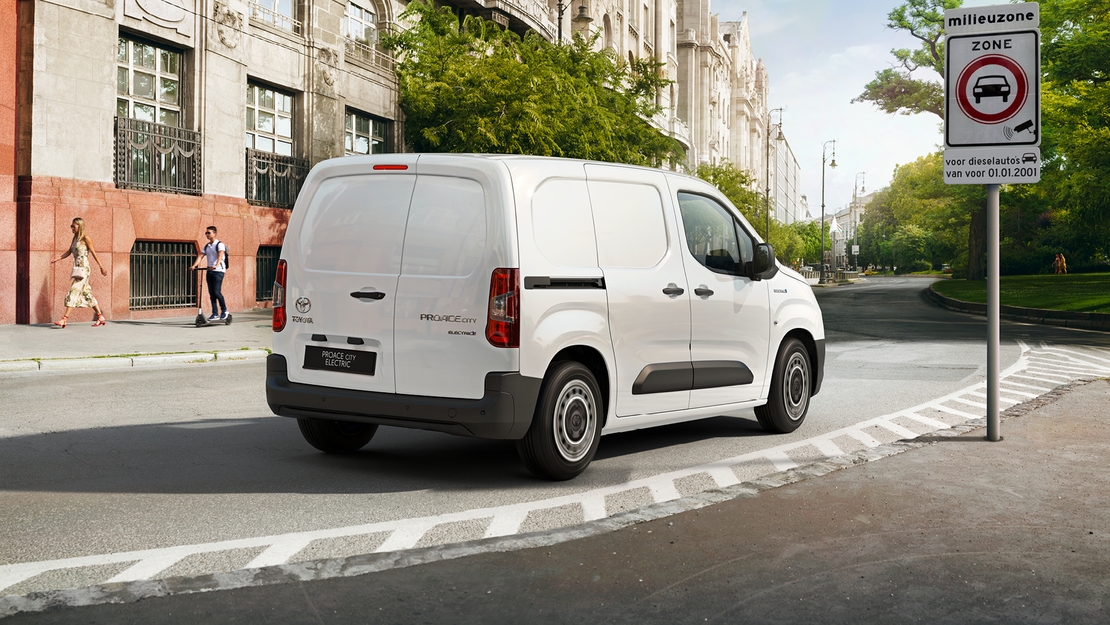 Toyota-Proace-City-Electric-driekwart-rechtsachter-