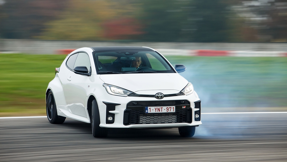 2020-Toyota-Yaris-GR-wit-driftend-exterieur