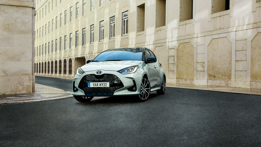 toyota-yaris-gr-sport-exterieur-schuinlinksvoor-wit