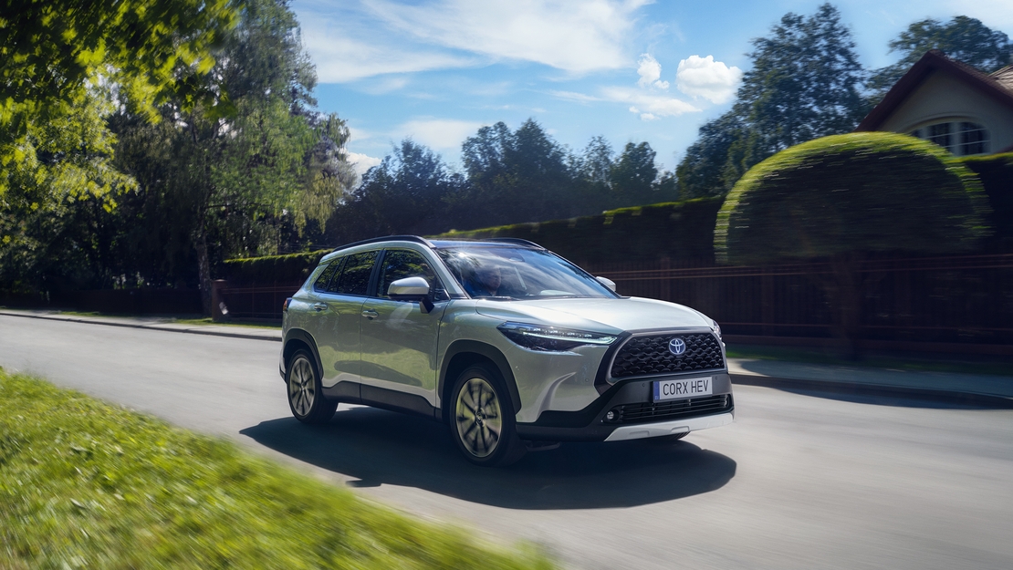 toyota-corolla-cross-exterieur-driekwart-rechtsvoor-zilvergrijs