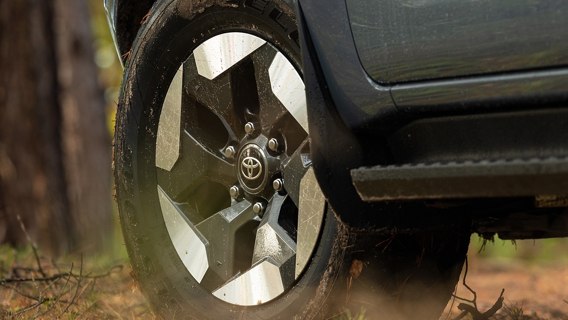 Toyota-Hilux-BEV-2026-exterieur-close-up-linker-voorwiel